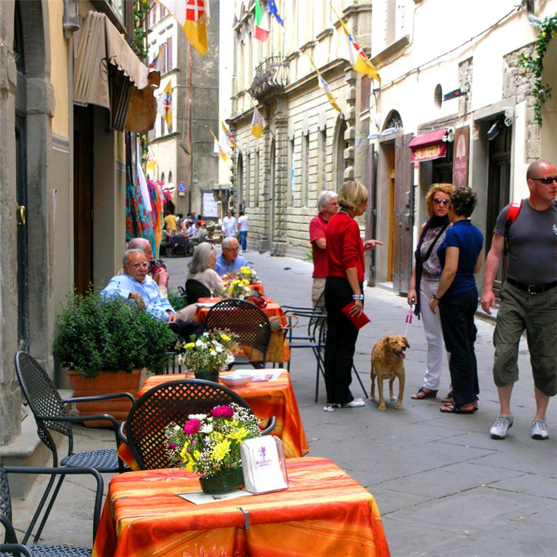 Eating outdoor in Tuscany